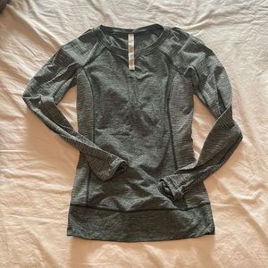 Lululemon long sleeved shirt. Green. Size 4